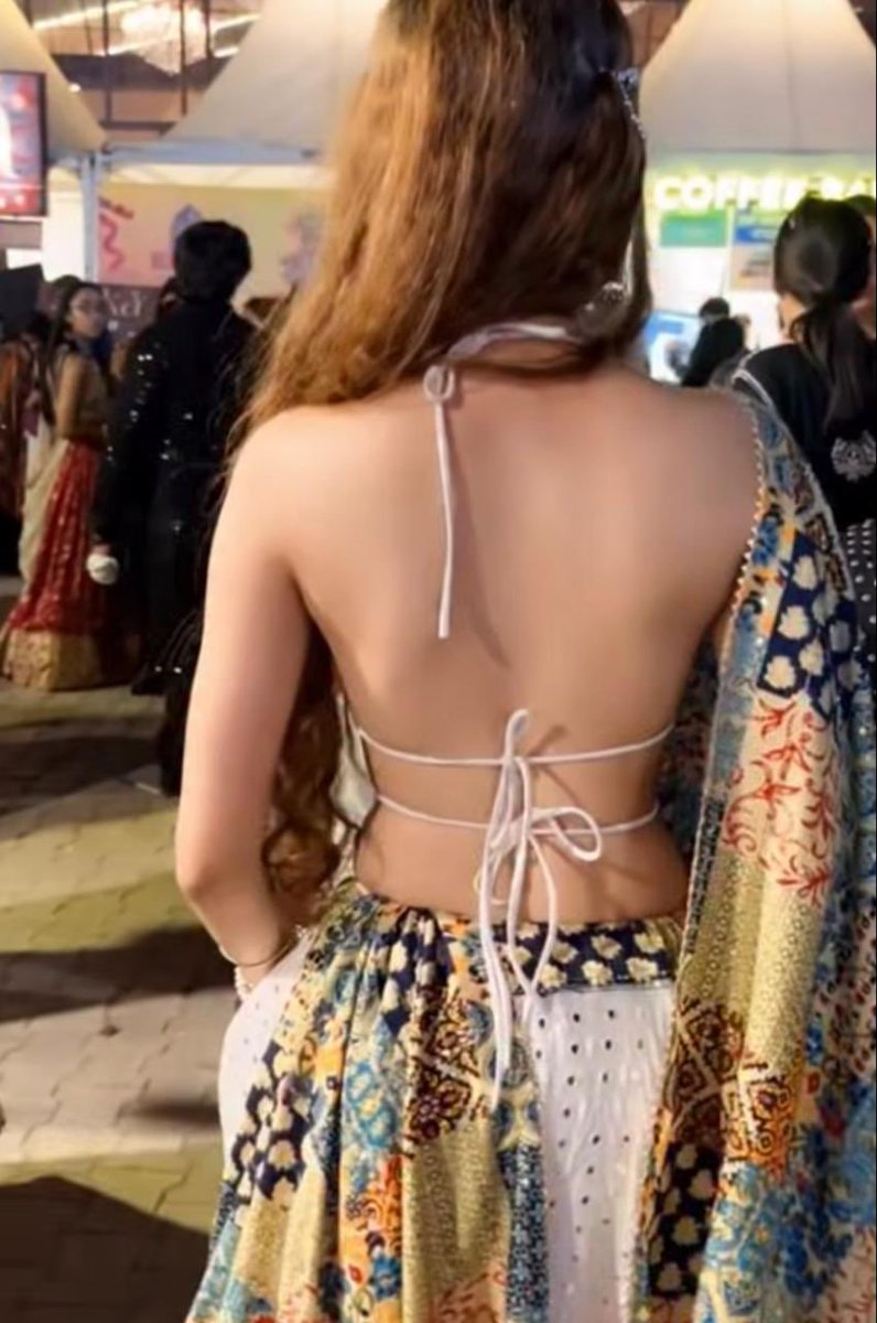 Kritical_62's tweet photo. Modern day Garba starter pack:
• Bikini tops, bralettes, and backless blouses
• Dancing to Punjabi songs at Garba
• Couple photoshoots
• Single men trying to hit on women https://t.co/gz4BW18NVS