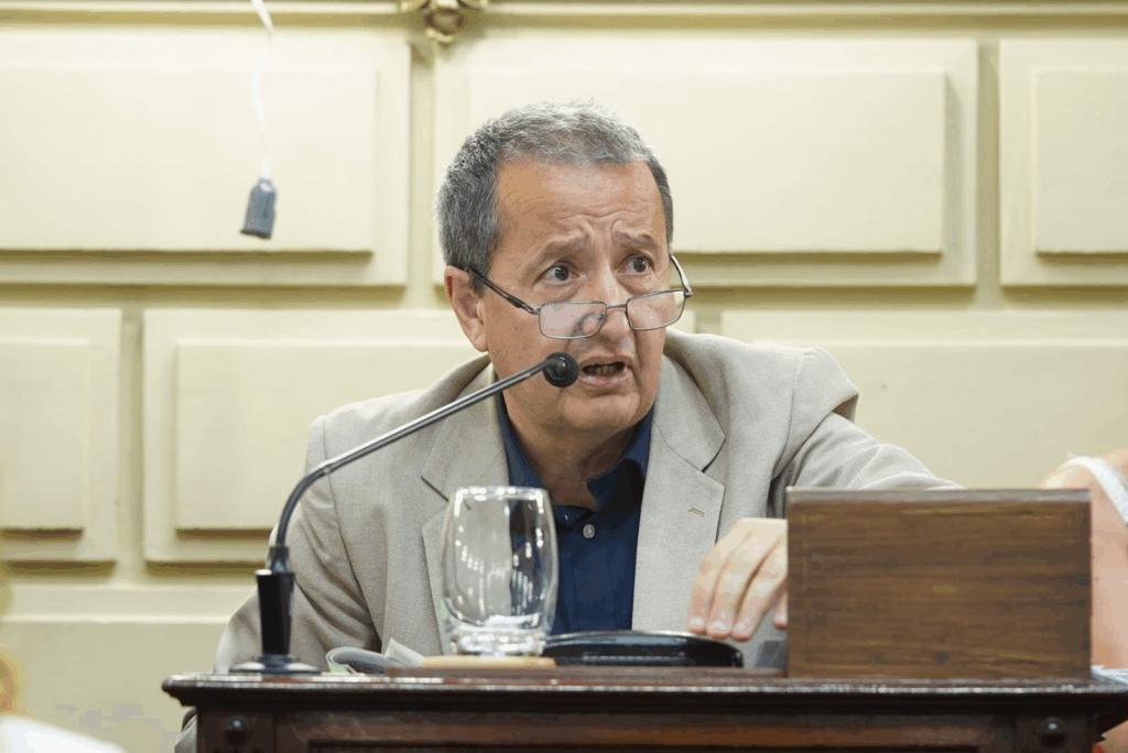 mariogaloppo's tweet photo. Récord. El diputado @delfradecarlos faltará hoy a la sesión de @CamaraDipSF tras una operación de vescícula. Será su primera falta en casi 11 años de sentarse en su banca, récord de asistencia... https://t.co/3lDS8XBxTP
