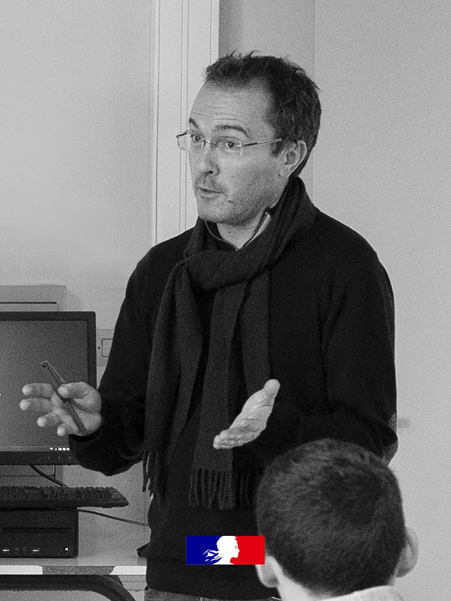 education_gouv's tweet photo. Hommage au professeur Samuel Paty.

En ce 16 octobre, nous honorons la mémoire de Samuel Paty, professeur d’histoire-géographie, assassiné en 2020 pour avoir transmis les valeurs de liberté et d’esprit critique. https://t.co/AdkQt51llB