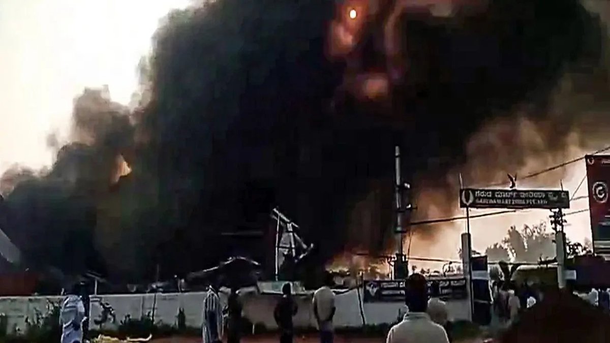 thenewsdrum's tweet photo. Four workers killed in boiler blast at Gujarat's Gandhinagar chemical factory

READ | https://t.co/jrvZ6rfQHZ

#Gujarat #BoilerBlast #FactoryFire #Gandhinagar #KovikaDyes #KovikaColorCompany #Chhatral #Kalol https://t.co/sfH7ONvVXZ
