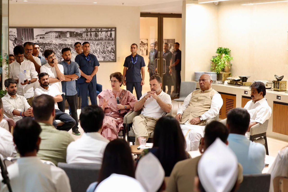 Devendra_iyc's tweet photo. Congress President Shri @kharge, LoP Shri @Rahulgandhi, Congress General Secretary (Org.) Shri @kcvenugopalmp and Congress General Secretary Smt. @priyankagandhi ji interacted with NSUI, IYC and Seva Dal leaders.

📍 Indira Bhawan, New Delhi https://t.co/MhlFY6QCbm