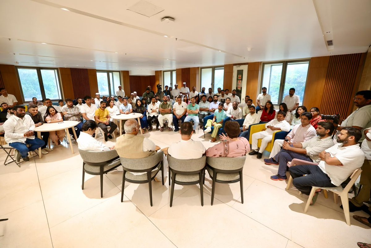 Devendra_iyc's tweet photo. Congress President Shri @kharge, LoP Shri @Rahulgandhi, Congress General Secretary (Org.) Shri @kcvenugopalmp and Congress General Secretary Smt. @priyankagandhi ji interacted with NSUI, IYC and Seva Dal leaders.

📍 Indira Bhawan, New Delhi https://t.co/MhlFY6QCbm