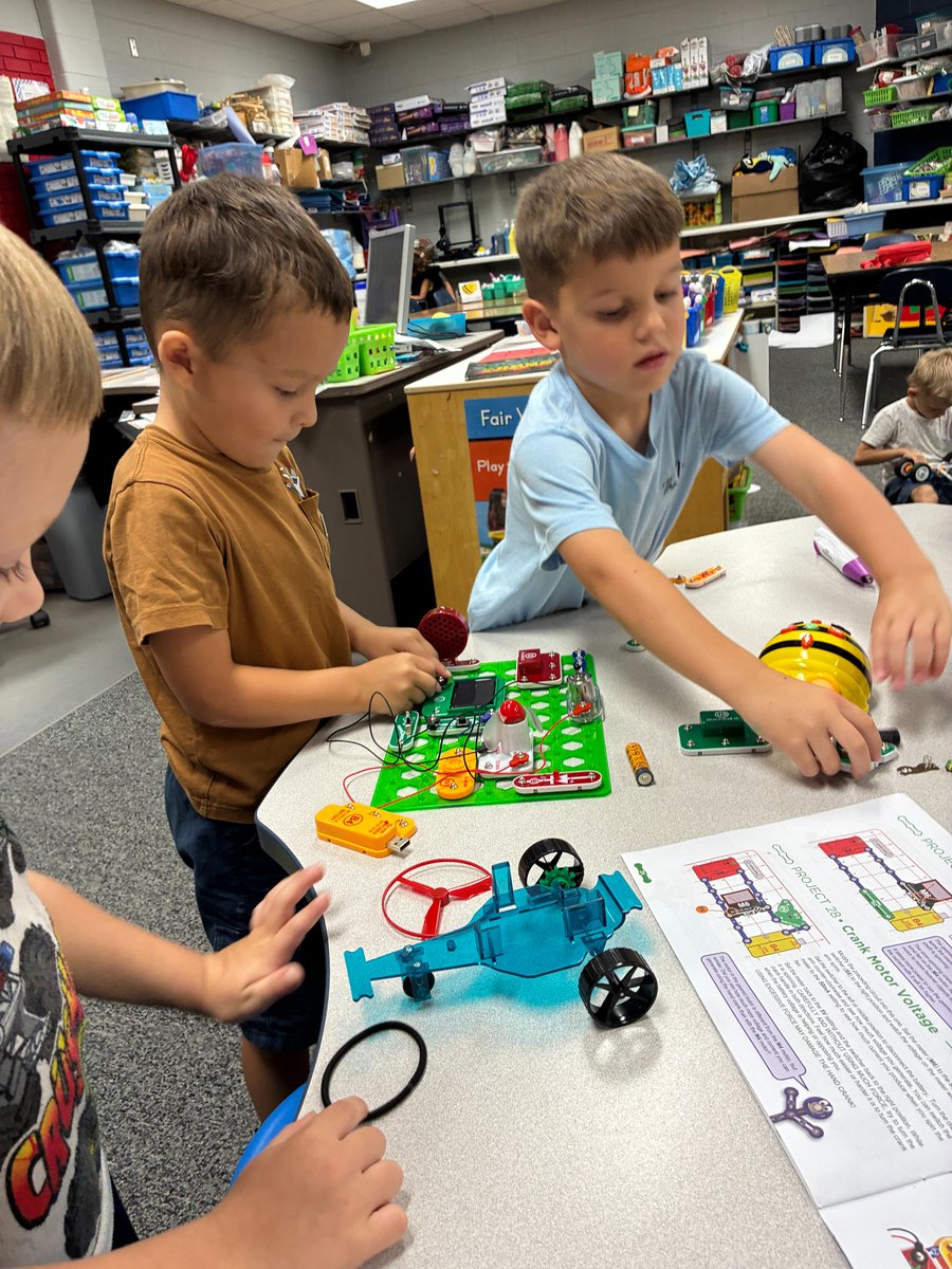 RuralTechFund's tweet photo. Students in Hartford, KS, love using their Snap Circuits to create songs, play games, and learn about Green Energy! 🧠  #Rural #STEM #CSforAll https://t.co/25aU793shQ