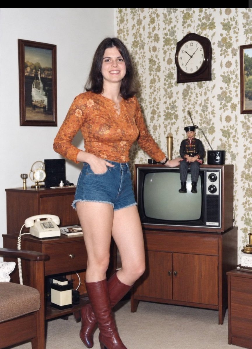 Selin_090's tweet photo. Eagle Eyes Only
Can you spot the one thing that doesn’t belong in 1970.?

Look closely  it’s hiding in plain sight https://t.co/pjUxa478Po