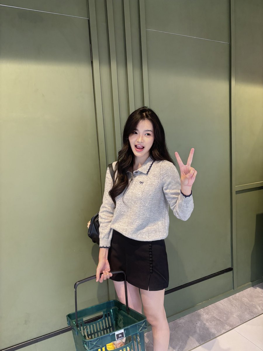 CErine_JKT48's tweet photo. TERIMAKASIII SUDAH EXCITED VC DENGAN AKUUUU!!! gk sabar tanggal 20 hari paling menyenangkan di seluruh dunia 💖💖💖💖💖💖 https://t.co/j7Vk6bk1s8