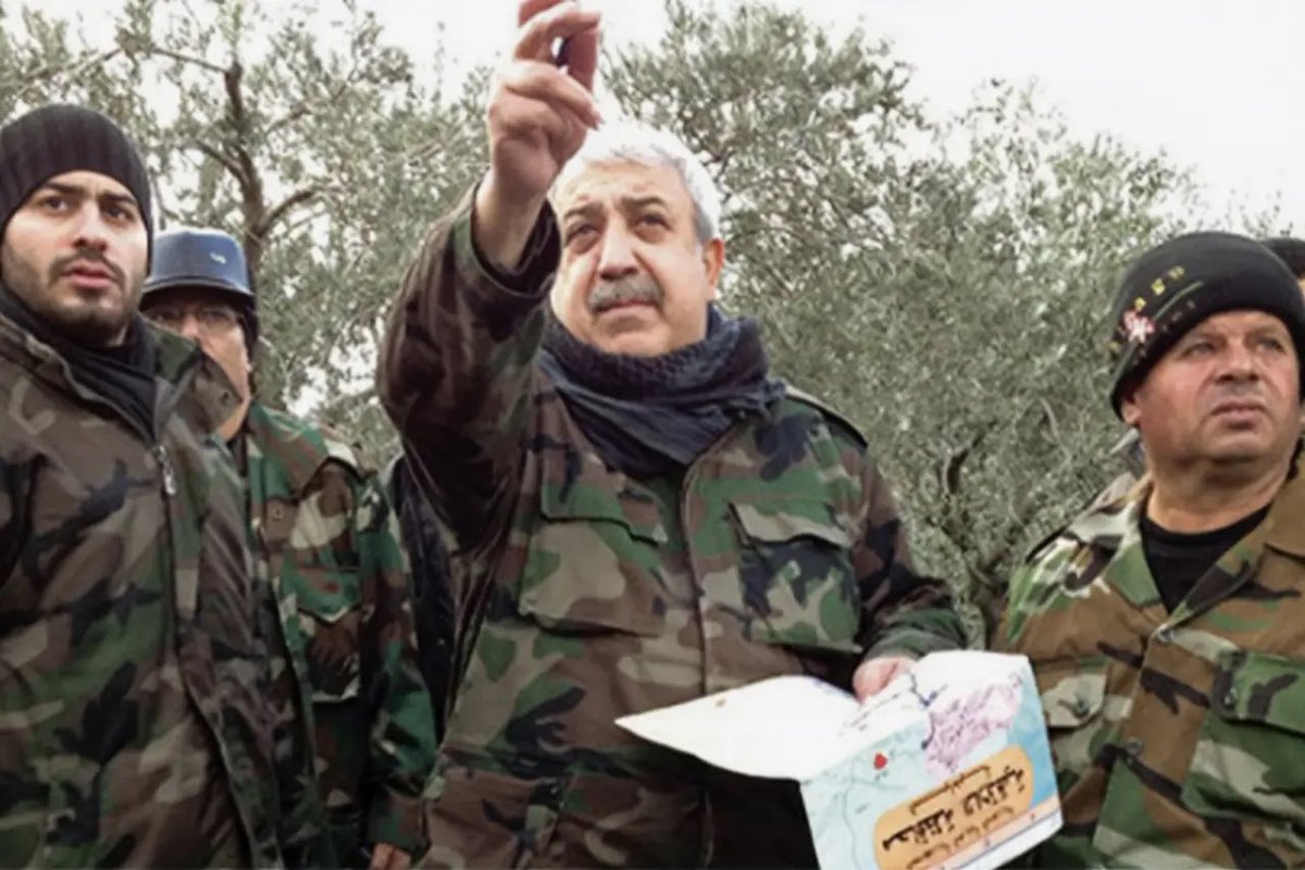 ToplumsalMht256's tweet photo. Mihraç Ural Suriye’de tutuklandı

Suriye haber ajansı SANA,  Mihraç Ural’ın (Ali Kayalı) Suriye sınırını geçmeye çalışırken tutuklandığını duyurdu.

Lübnan basını ise Ural’ın Beyrut yakınlarındaki evinden kaçırılarak Suriye’ye götürüldüğünü öne sürdü.

THKP-C Acilciler içinde faaliyet yürüten ve 1982’de Suriye’ye geçen Ural, kırmızı bültenle aranıyordu.
