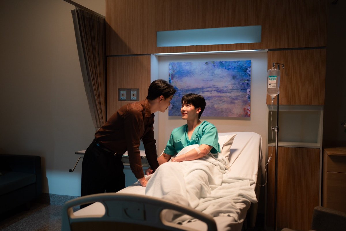 Ting_ThinkThing's tweet photo. ตลอด 3 สัปดาห์ มังกร #warwanarat รักษาตัวในโรงพยาบาล ภายใต้การดูแลของเธียร์ #yinyin_anw แต่การกลับมาของ สมิง (เต้ ดาวิชญ์) เพื่อนเก่าของเธียร์ ทำให้เธียร์ไม่สบายใจ หลังจากมังกรหายดี เธียร์จึงพาไปสักการะพระธาตุดอยสุเทพ ขอพรให้ชีวิตหลังจากนี้ปราศจากอันตรายใดๆ

#ที่รักสารวัตรเธียร์ #PoliceInLove 
📺 https://t.co/tY0PCLQIvx

ทว่า ชีวิตของ เธียร์ และ มังกร ที่เหมือนจะราบรื่นดี จนกระทั่งมีบางอย่างที่เปลี่ยนแปลงไป…

ห้ามพลาด “ที่รักสารวัตรเธียร์ | Police In Love” EP6 เสาร์นี้ เวลา 20.00 น. ดูได้ที่ WeTV ที่เดียวเท่านั้น