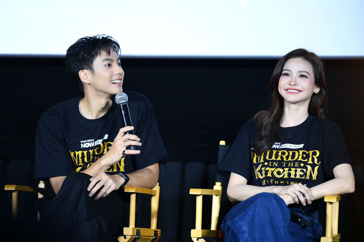 Hello_asian's tweet photo. “อิงฟ้า-แบงค์” นำทีมแถลงข่าวซีรีส์พีเรียดสืบสวน
ออริจินัลซีรีส์จาก TrueVisions NOW “สำรับฆาตกร Murder In The Kitchen”

#EngfaWaraha #BankThiti #สำรับฆาตกร
#MurderInTheKitchen
#TrueVisionsNOW
#TrueVisionsNOWOriginal

https://t.co/qlDVFWKXNL

เมื่อสำรับอาหารถูกปรุงด้วยความแค้น รสชาติที่ชวนหลงใหลกลายเป็นอาวุธ TrueVisions NOW ร่วมกับ บริษัท ชลลัมพี โปรดั๊กชั่น จำกัด จัดงานแถลงข่าวเปิดตัวซีรีส์พีเรียดสืบสวน “สำรับฆาตกร (Murder In The Kitchen)” นำโดย อิงฟ้า วราหะ และแบงค์-ธิติ มหาโยธารักษ์ พร้อมด้วย พิ้งกี้–สาวิกา ไชยเดช, เป็นไต๋-นัฐนิช ประดิษฐาน และ วีนา-ปวีนา ซิงห์ ร่วมเปิดเบื้องหลังความเข้มข้นกับ ต้น–ณฐนนท์ ชลลัมพี ผู้จัดฯ ณ โรงภาพยนตร์ 1 เมเจอร์ ซีนีเพล็กซ์ สุขุมวิท (เอกมัย) เมื่อวันก่อน
ภายในงานได้รับเกียรติจาก คุณองอาจ ประภากมล หัวหน้าสายงานทรูวิชั่นส์ และมีเดีย บริษัท ทรู คอร์ปอเรชั่น จำกัด (มหาชน) กล่าวต้อนรับสื่อมวลชน พร้อมนำเสนอ Official Trailer ก่อนเปิดตัวทีมนักแสดงและผู้จัด ร่วมพูดคุยถึงการทำงานในซีรีส์ที่ต้องถ่ายทอดทั้งบรรยากาศพีเรียดยุคปลายรัชกาลที่ 5 ต้นรัชกาลที่ 6 และความลึกลับของคดีสืบสวน ร่วมด้วยผู้โชคดีที่ได้เข้าร่วมกิจกรรมจากการตอบคำถามเกี่ยวกับซีรีส์ ทางTrueVisions NOW
ตามแกะรอยทุกเบาะแสหาความจริงไปพร้อมกันกับซีรีส์ TrueVisions NOW Original “สำรับฆาตกร Murder In The Kitchen” ทุกวันอังคาร เวลา 19.00 น. ทาง TrueVisions NOW เท่านั้น