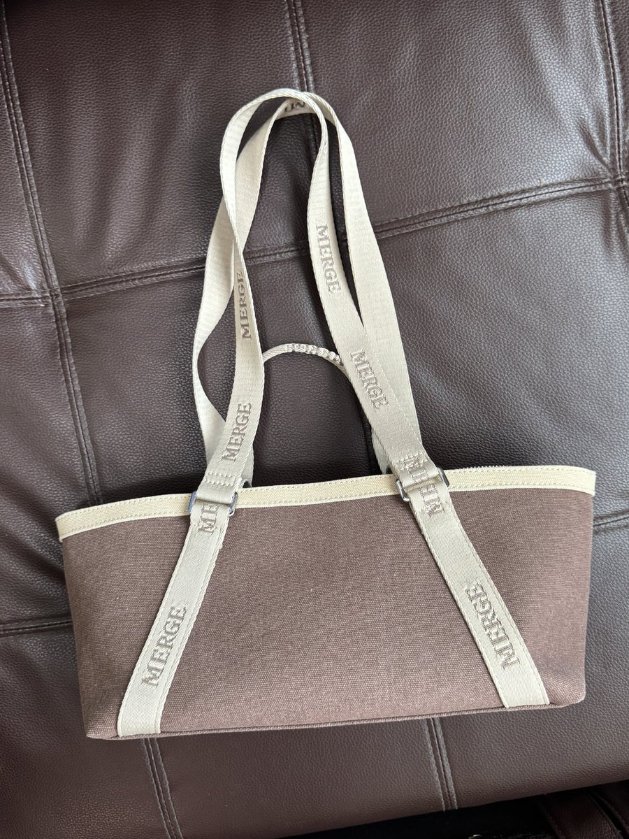 used_by_jinnie's tweet photo. ส่งต่อกระเป๋า merge daily bag🤎Ⓜ️ สวยมากๆๆๆ แต่ไม่ค่อยมีโอกาสได้ใช้น้องTT

สี: Brown
สภาพ: 95% ใช้ไปแค่ครั้งเดียวเอง
ราคา: 700 รวมส่ง

#mergeofficial #mergeofficialส่งต่อ #mergeofficialมือสอง #ส่งต่อกระเป๋า #mergeadaybag #โล๊ะตู้ #กระเป๋าmerge https://t.co/G3MC7rpVan