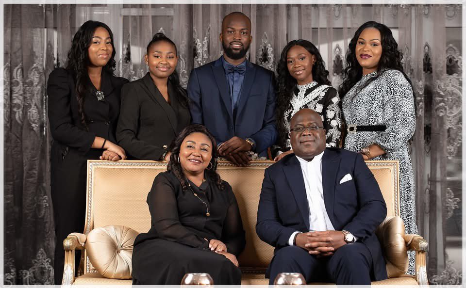 JJPWondo's tweet photo. Enquête pour blanchiment en Belgique des proches de Tshisekedi et risques pour les proches ciblés

Dans le cadre des perquisitions menées en Belgique pour des soupçons de blanchiment visant des proches de Félix Tshisekedi, le juge d’instruction dispose de leviers juridiques lourds. 

Si l’immunité du President en fonction constitue un obstacle judiciaire direct contre sa personne, son entourage est quant à lui pleinement exposé à la rigueur de la loi belge et internationale.

1. Les mesures conservatoires et le gel des avoirs : un risque financier immédiat

Durant la procédure d’instruction, le juge peut paralyser le patrimoine des personnes suspectées sans attendre un éventuel procès :
- Blocage des comptes bancaires : Gel immédiat des avoirs en Belgique pour empêcher la dissimulation de capitaux.
- Saisie immobilière : Inscription de saisies sur les biens immobiliers empêchant toute revente, hypothèque ou donation.
- Saisie par équivalent : Possibilité de saisir des biens légitimes jusqu'à concurrence des montants présumés blanchis si les fonds illicites ont été dissipés.

2. La privation de liberté et le mandat d’arrêt

En matière de blanchiment, les personnes ciblées courent le risque direct de mesures coercitives :
- Mandat d’arrêt et détention préventive : En présence d’indices sérieux de culpabilité, le juge peut ordonner l’arrestation et la détention du suspect afin d’éviter le risque de fuite, la possibilité de se soustraire à la justice, les risques de collusion ou de concertation entre suspects, ainsi que la dissimulation ou la destruction de preuves.

- Contrôle judiciaire strict : Lorsqu’une mesure alternative à la détention préventive est prononcée, les suspects peuvent être remis en liberté sous certaines conditions, notamment la confiscation de leur passeport et l’interdiction de quitter le territoire.

3. L'évitement de séjour en Europe et la jurisprudence Bemba

Face à la médiatisation de l'affaire, la stratégie la plus prévisible pour les personnes ciblées résidant en RDC serait d’éviter tout déplacement sur le sol européen durant la durée de l’instruction, par crainte d’une interpellation.

L'ombre du cas Jean-Pierre Bemba

Cette situation rappelle directement l'arrestation de Bemba en mai 2008 au Portugal, sur la base d'un mandat d'arrêt confidentiel. Cet épisode demeure un cas d’école en matière de coopération judiciaire internationale. Il démontre qu'un dirigeant ou homme d'affaires congolais se croyant en sécurité lors d'un séjour européen peut être interpellé de manière fulgurante.

Les mécanismes d'interception transfrontalière

Si un mandat d'arrêt ou un signalement est émis :
Mandat d'Arrêt Européen (MAE) et SIS II : Tout contrôle frontalier ou aéroportuaire dans l'espace Schengen (Paris, Bruxelles, etc.) déclenche une arrestation immédiate et une remise aux autorités belges.

4. Rester en RDC : Le risque de l'extradition judiciaire

Si les suspects décident de se soustraire à la justice belge en restant basés en RDC, ils ne sont pas pour autant totalement à l'abri sur le plan juridique :
La Convention bilatérale d'extradition : La Belgique et la RDC sont liées par des accords et conventions de coopération judiciaire. Dans ce cas, la Belgique peut émettre un mandat d'arrêt international et formuler une demande officielle d'extradition auprès des autorités congolaises.

Les complexités de l'extradition : Si la convention offre un cadre légal formel, l'extradition de proches d'un chef d'État en fonction par son propre pays se heurte souvent à d'importants arbitrages politiques et diplomatiques.
Le jugement par défaut : À défaut d'extradition ou si les suspects refusent de comparaître, la justice belge peut poursuivre la procédure, les renvoyer devant le tribunal correctionnel et les juger par défaut (contumace). Une telle condamnation entraîne la confiscation définitive des avoirs saisis et émet un mandat permanent, rendant tout voyage futur en Occident extrêmement périlleux.

Photos d’illustration 👇🏾