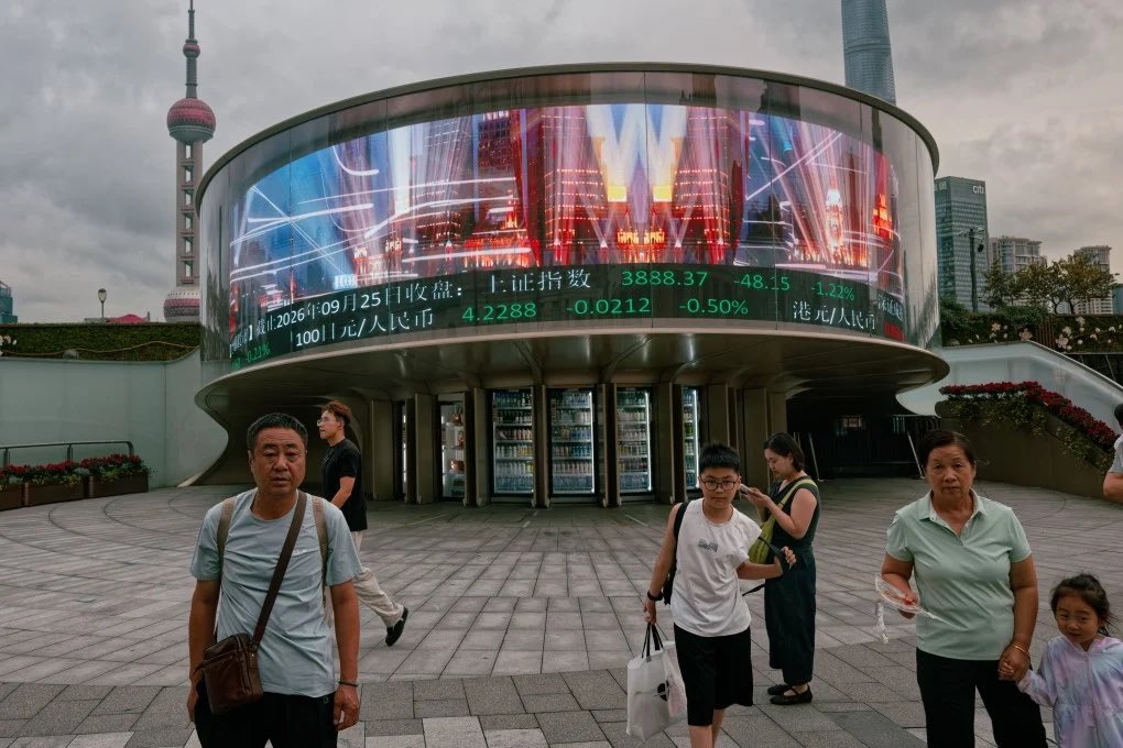 pkdige's tweet photo. Asian stock market plummeted: South Korea's KOSPI fell about 8% to trigger the meltdown, Nikkei fell about 4.5-5%, and chip stocks led the decline.

The U.S. CPI in September was 3.7% year-on-year (higher than expected), exacerbating the expectation of the Federal Reserve's interest rate hike, compounded with concerns about AI investment valuation and oil price factors in the Middle East. South Korea's Samsung and SK Hynix plummeted 9-11%, while the Nikkei, Hang Seng and Shanghai indexes were under pressure at the same time, and the Chinese stock market once hit a 14-month low.

The vulnerability of the so-called "AI and chip miracle" in Asia is fully exposed. The growth engines of South Korea, Japan and Taiwan are highly bound by the liquidity and technology narratives of the United States, and CPI data can evaporate hundreds of billions of dollars in market value. China's foreign trade data is actually not bad, but the stock market still fell, which shows that confidence is more important than numbers. This is not just an external shock, but the structural dependence of the Asian economy as a "global supply chain node" - prosperity is the wind, and the fluctuation is the first to bear the brunt.