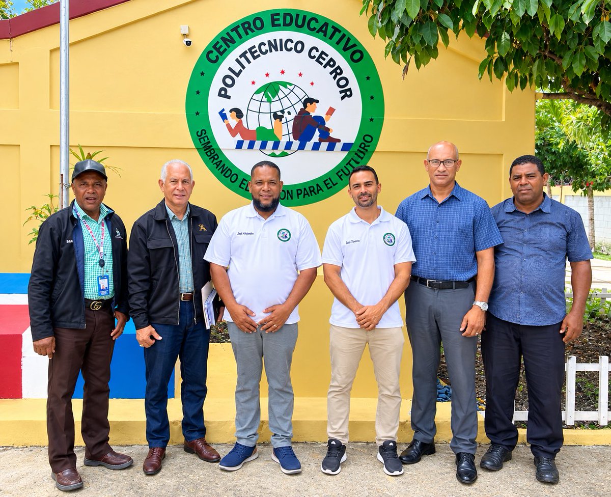 DistritoTapia's tweet photo. El técnico docente José Alejandro Valdez, Ramón García, coordinador regional, y Ramón Antigua Brito, de INFOTEP, socializan y dan seguimiento a los acuerdos entre MINERD e INFOTEP para fortalecer la Educación Técnico Profesional. 🇩🇴

#MINERD #INFOTEP https://t.co/CP73C6k4hk
