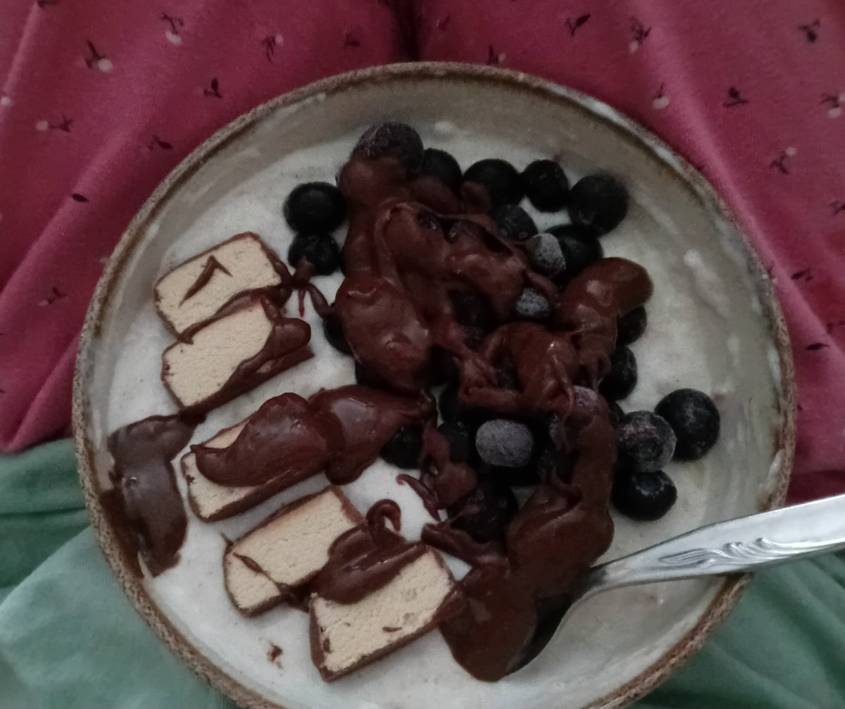 purebrightness1's tweet photo. Ended my fast in 17 hours nc i cant say no to a loaded chocolatey yogurt bowl.. https://t.co/pNg1JvrgYg