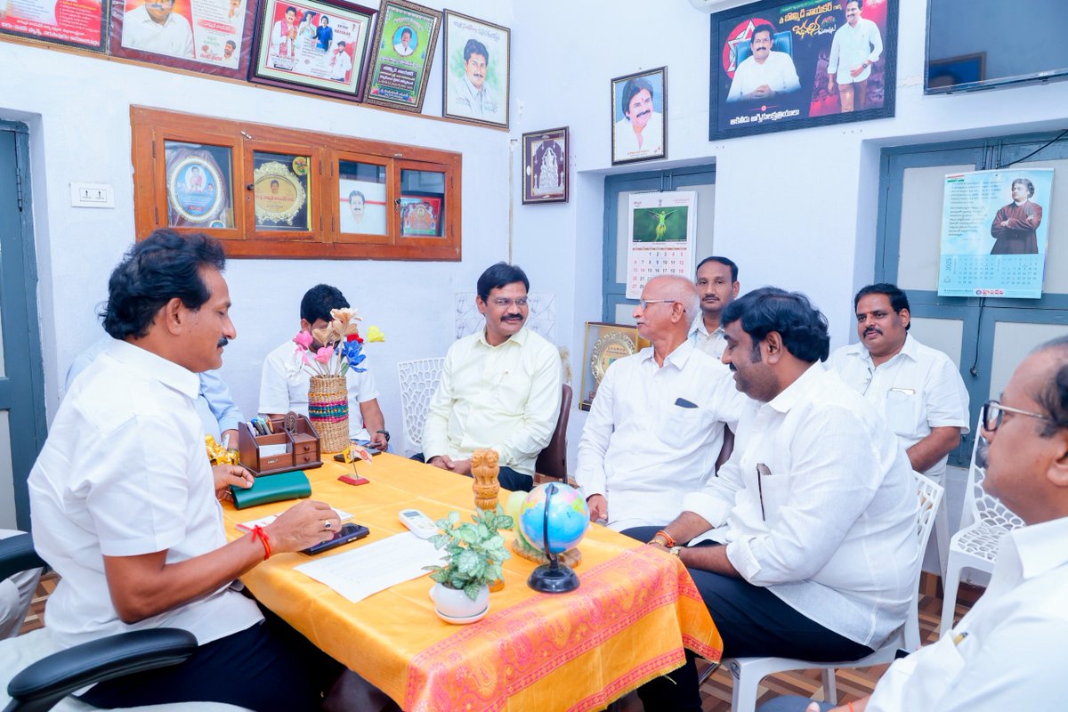 BhashyamBRK's tweet photo. ఈరోజు నరసాపురం పార్లమెంట్ పరిధిలో జరగనున్న స్థానిక సంస్థల ఎన్నికల నేపథ్యంలో నరసాపురం ఎమ్మెల్యే శ్రీ బొమ్మిడి నాయకర్ గారు, టీడీపీ జిల్లా అధ్యక్షులు శ్రీ మంతెన రామరాజు గారు, బీజేపీ నాయకులు మరియు కూటమి ముఖ్య నాయకులతో కలిసి నిర్వహించిన సమీక్షా సమావేశంలో పాల్గొనడం జరిగింది.

ఈ సందర్భంగా స్థానిక సంస్థల ఎన్నికలను ప్రశాంతంగా, పారదర్శకంగా, సజావుగా నిర్వహించడంతో పాటు కూటమి నాయకులందరూ సమన్వయంతో పనిచేసి నరసాపురం పార్లమెంట్ పరిధిలో కూటమికి అత్యధిక విజయాలు సాధించేలా చేపట్టాల్సిన కార్యాచరణపై విస్తృతంగా చర్చించాము.

ప్రజల ఆశీర్వాదంతో స్థానిక సంస్థల ఎన్నికల్లో కూటమి అభ్యర్థుల విజయానికి ప్రతి కార్యకర్త, ప్రతి నాయకుడు సమిష్టిగా కృషి చేయాలని పిలుపునివ్వడం జరిగింది.