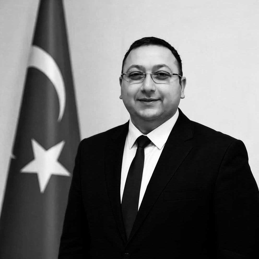ahmetcinpendik's tweet photo. İnnâ lillâhi ve innâ ileyhi râciûn

Acımız Büyük. 

Anadolu Otoyolu’nun Düzce geçişinde meydana gelen trafik kazasında hayatını kaybettiğini derin bir üzüntüyle öğrendiğim Üsküdar Belediye Başkan Vekilimiz Dündar Ziya Gültekin’e Allah’tan rahmet diliyorum.

Ailesine, yakınlarına, teşkilatımıza ve Üsküdarlı hemşehrilerimize başsağlığı ve sabır; kazada yaralanan vatandaşlarımıza acil şifalar diliyorum.

Mekanı cennet olsun.