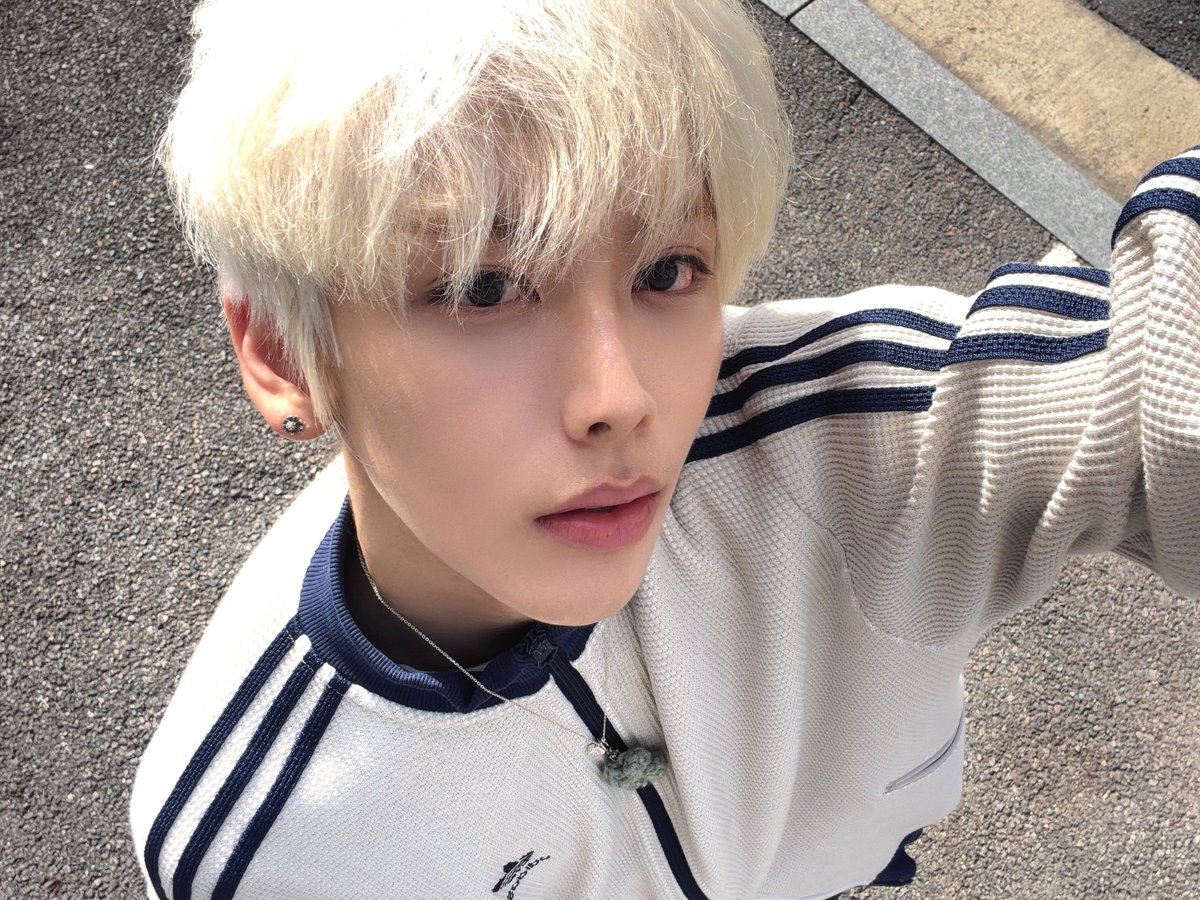 ovus_of_music's tweet photo. [💚]
요 며칠 너무 추워졌어!! 다들 따뜻하게 입고 있지?!

겨울이 되면 케이크 같은 달콤한 디저트가 먹고 싶어지는데, 먹으면 살찌잖아… 맛있는 음식은 왜 다 칼로리가 이렇게 높은 걸까….? 😢

다들 겨울에 특별히 좋아하는 음식이 뭔지 궁금해! 나한테 많이 추천해 줘 ㅎㅎㅎ

그리고 한국에 올 때 겨울옷을 안 가져와서 이제 패딩을 사야 할 것 같아 😣😣 다들 추천하는 패딩 있어~?

오늘도 수고 많았어. 주말에는 푹 쉬고, 밥도 잘 챙겨 먹고, 잠도 푹 자! 따뜻하게 입고 감기 걸리지 마!

#OVUS #오버스
#LYNN #린