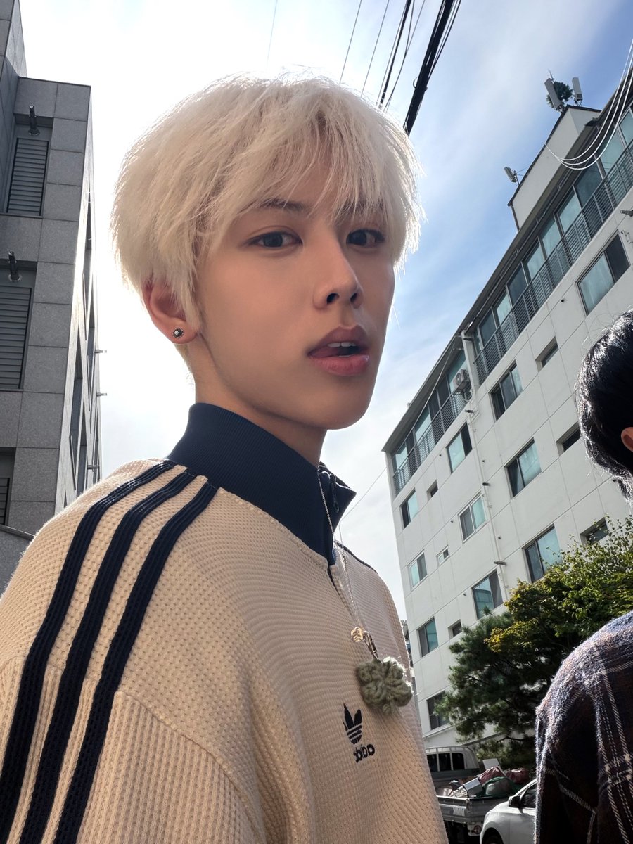 ovus_of_music's tweet photo. [💚]
요 며칠 너무 추워졌어!! 다들 따뜻하게 입고 있지?!

겨울이 되면 케이크 같은 달콤한 디저트가 먹고 싶어지는데, 먹으면 살찌잖아… 맛있는 음식은 왜 다 칼로리가 이렇게 높은 걸까….? 😢

다들 겨울에 특별히 좋아하는 음식이 뭔지 궁금해! 나한테 많이 추천해 줘 ㅎㅎㅎ

그리고 한국에 올 때 겨울옷을 안 가져와서 이제 패딩을 사야 할 것 같아 😣😣 다들 추천하는 패딩 있어~?

오늘도 수고 많았어. 주말에는 푹 쉬고, 밥도 잘 챙겨 먹고, 잠도 푹 자! 따뜻하게 입고 감기 걸리지 마!

#OVUS #오버스
#LYNN #린