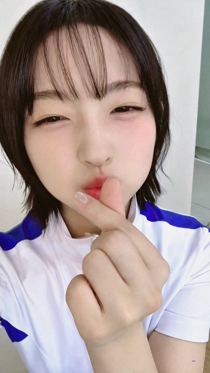 a2omov's tweet photo. 👾🤍 보라 뽀뽀하트 모음 💜😘🫰🏻 https://t.co/6GXTHAW2CS