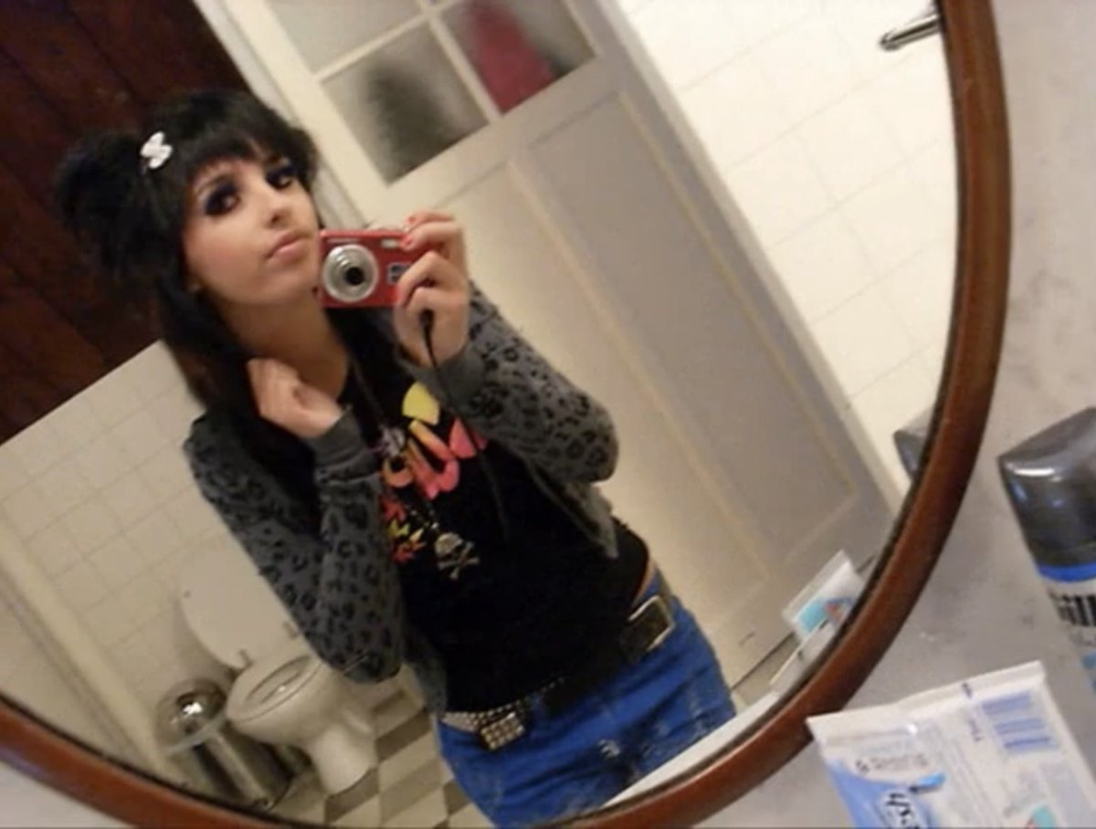 fieryfaechild's tweet photo. Found pics from my back to school look senior year💀 https://t.co/GqBipUDHy7