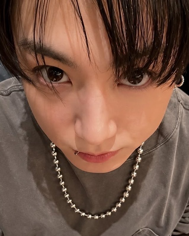 jjkwifeplz's tweet photo. 아니둘이 눈매차이가 너무웃겨서 빵긋웃음 ㅠㅜㅋㅋ https://t.co/ityh8enSlD