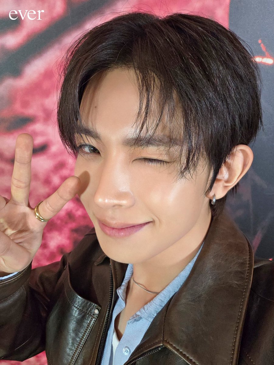 xeeszme's tweet photo. ‘DEATH OF ME’ Selfies #에반 #EVAN https://t.co/NxczKq9nua