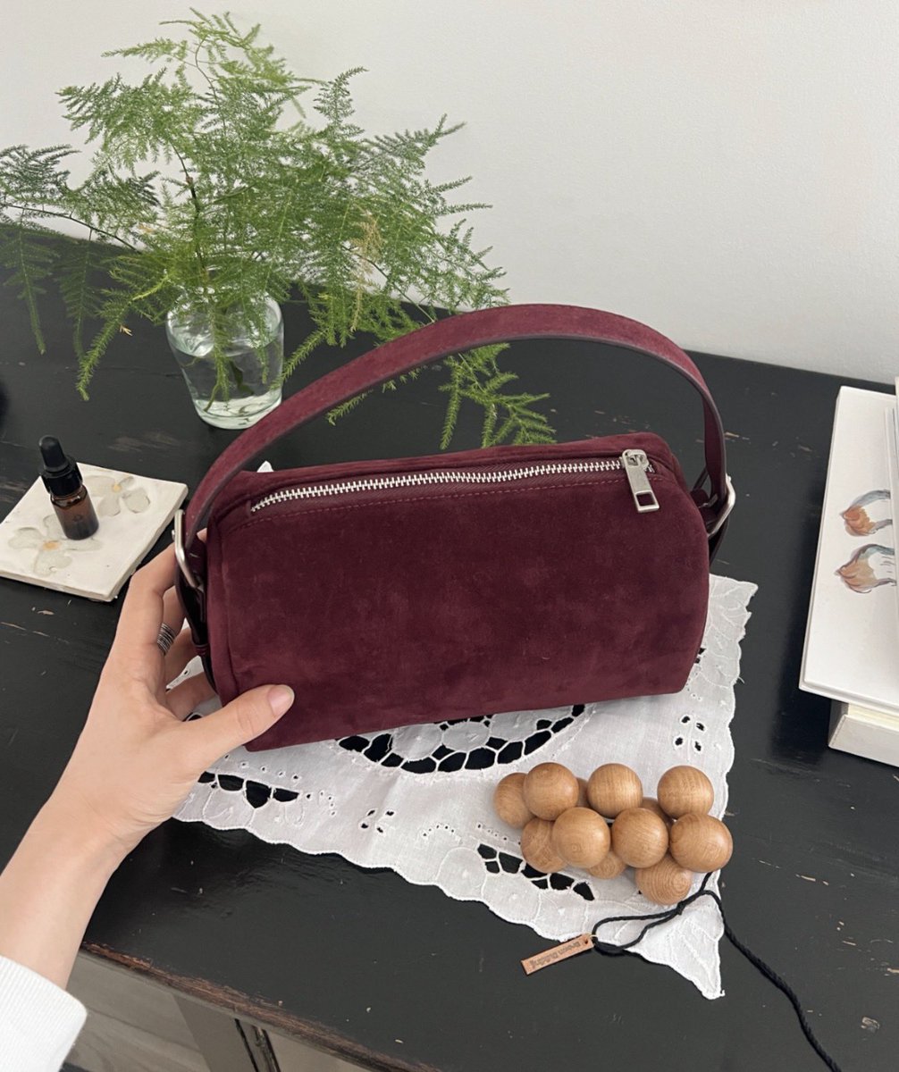 giunon_official's tweet photo. コロンとしたスクエア型がかわいいバッグ👜✴︎
スエード調の質感がこれからの季節にピッタリ…🌲 https://t.co/W96k3HQe73