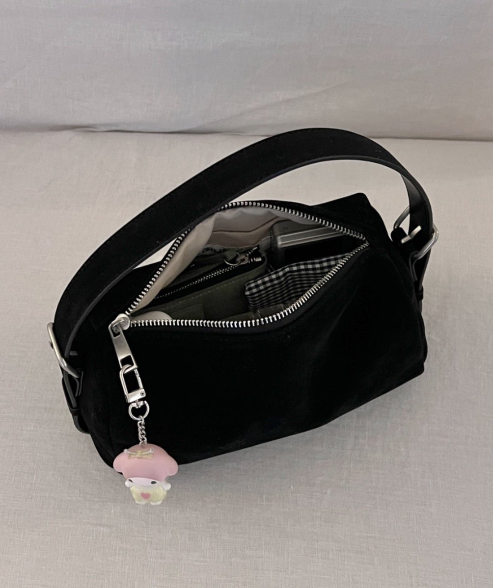 giunon_official's tweet photo. コロンとしたスクエア型がかわいいバッグ👜✴︎
スエード調の質感がこれからの季節にピッタリ…🌲 https://t.co/W96k3HQe73