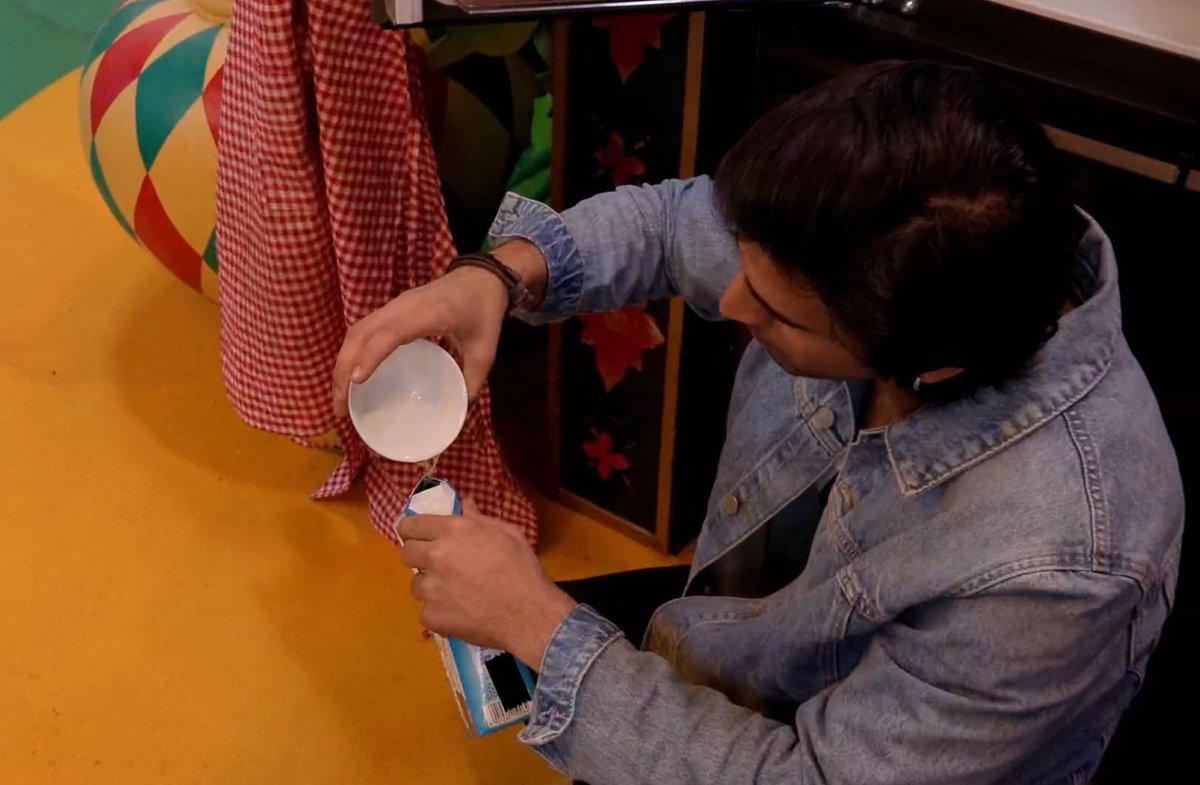 SCOUTOPCULT's tweet photo. This NEEDS to be discussed on WKV! 😤

Taking milk from the packet and filling it with water just to deceive everyone? 

🤡 What kind of cheap and selfish behaviour is this? Absolutely disgusting! 👎

Peak Dehati Behaviour by Gullu 👊

#BiggBoss20 #ScoutOp https://t.co/HdgbRCzIdQ