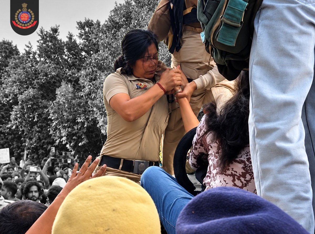 DelhiPolice's tweet photo. It is easy to stand with the crowd, but it takes courage to stand alone

#DPUpdates https://t.co/JV5kQ3Q2qA