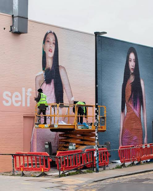 sooyanine's tweet photo. i think about these walls painted with Jisoo for Self Portrait all the time https://t.co/kOqjoqtgLZ