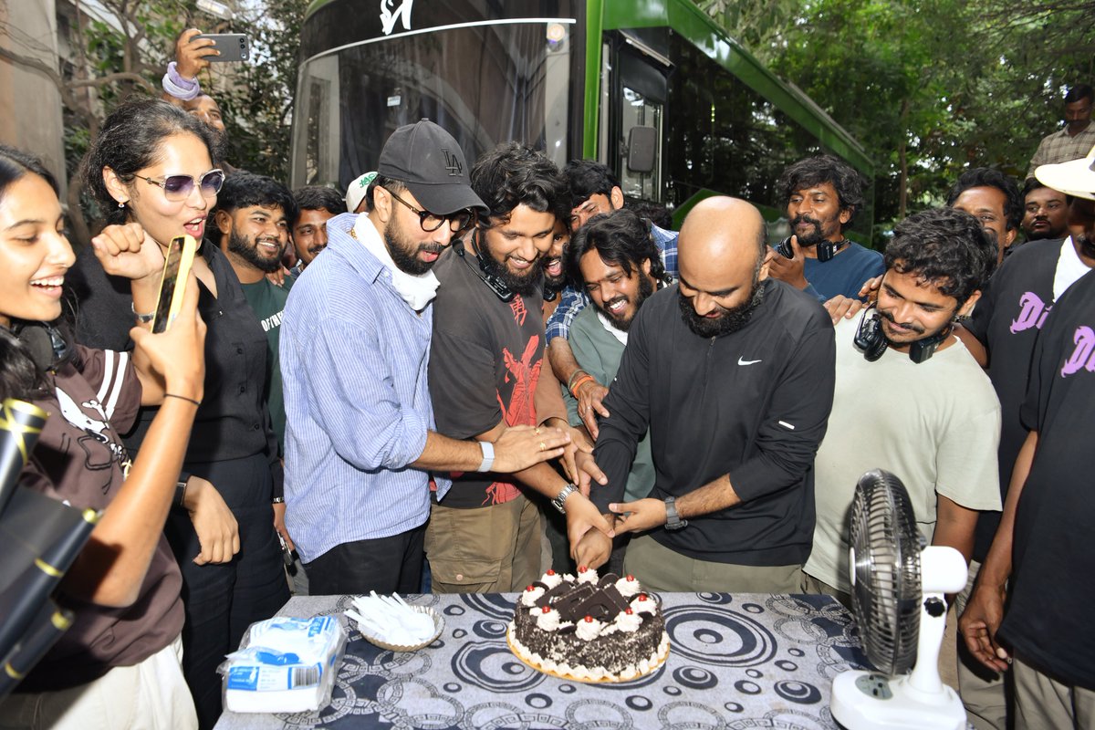 dirbobby's tweet photo. Very happy to celebrate our DOP @vijaykartikdop Bro’s stellar work in the blockbuster #Jailer2 on the sets of #KAAKA ❤️

Can’t wait for you all to witness Megastar @KChiruTweets Garu through his lens! 🤗 https://t.co/75MBgGDvTG