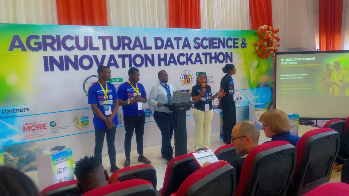 MubsFCI's tweet photo. Turning temperature data into smarter agricultural decisions! Our team is exploring innovative ways to monitor temperature changes and help farmers make informed decisions that protect crops, improve yields, and build climate-resilient agriculture. #DI4D #VLIROUS https://t.co/YS9U4ORufF