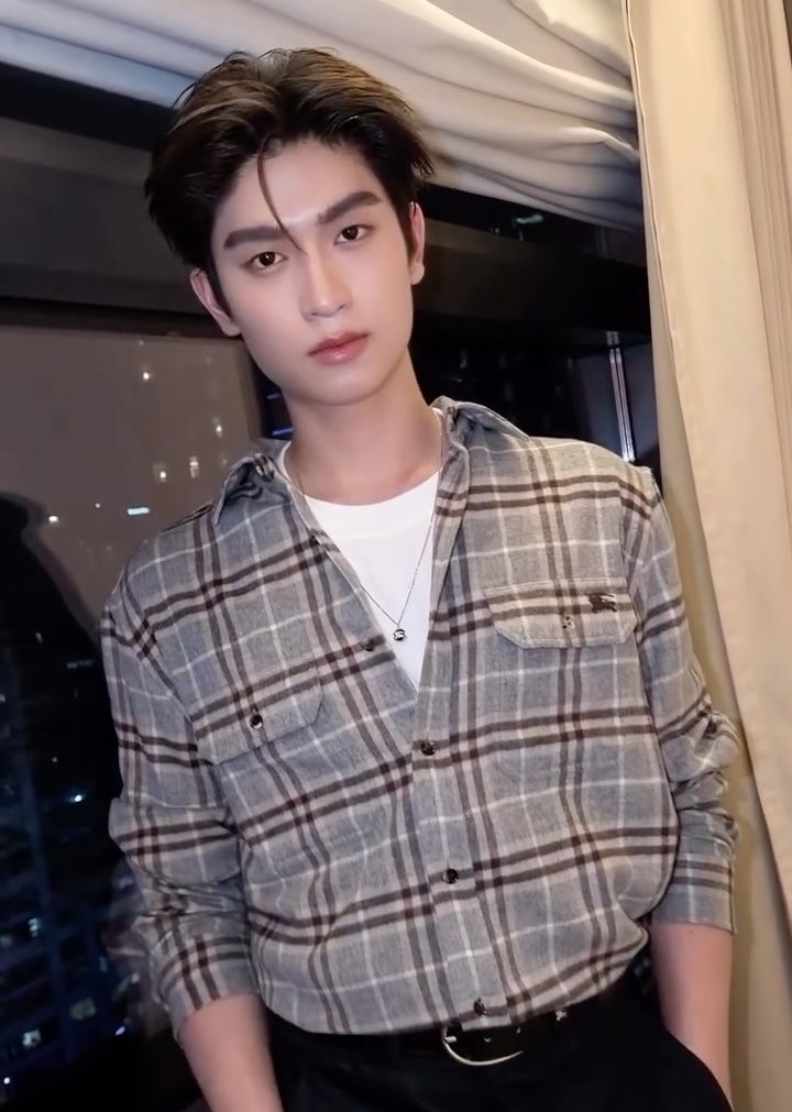gyunn9396's tweet photo. โห หนุ่ม Burberry เอางี้เรยหรออ 

BURBERRY WT26 X TEETUT 
#BurberryxThomas 
#tthomastc https://t.co/90eJgE4S2x