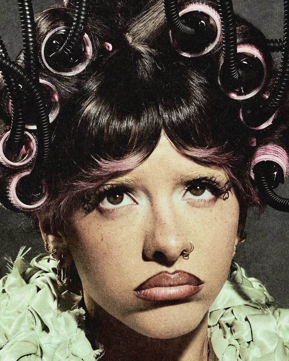 melaniemspace's tweet photo. Melanie Martinez, há seis meses, criticava em seu álbum a carga horária excessiva de trabalho para receber tão pouco:

“Não estou pronta para desperdiçar minha juventude trabalhando hoje […] não é justo, eu te dei tudo de mim, mas você está me dando migalhas”.

— Monopoly Man https://t.co/KXw5XzQH0V