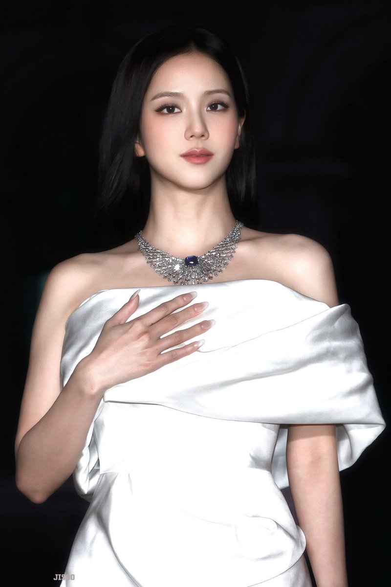 pawangdalgom's tweet photo. Jisoo in Vivienne Westwood, draped in Cartier Stella. A night in Kyoto to remember. 🤍 https://t.co/rgMRS08aRi