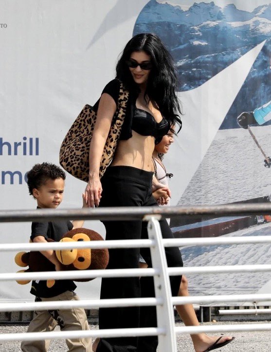 lwksomie's tweet photo. Without a doubt, they'd still pick Kylie Jenner as their mother in their next life. https://t.co/o08gbnAkkw