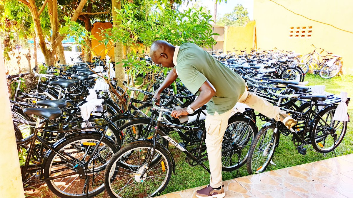 Mapenduzi_Ojara's tweet photo. I supported our VHTs, Town Agents and Chairpersons PDCs with these very fancy bicycles. I believe this will help them in their work with the community. Good luck! https://t.co/4ofgNFC9a9