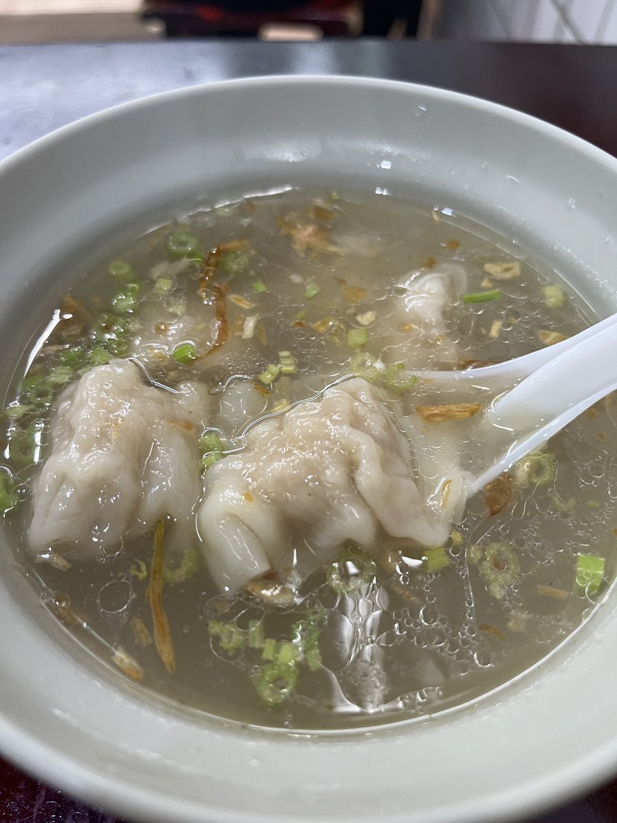 HigeVoyager's tweet photo. #台北 にある飲食店 #咕嚕咕嚕小吃店 に潜入　煮込んだ豚のせ丼とワンタンスープ を注文。ネット情報では日本語できる店主がいるから安心と書いてたが、なんとか切り抜けた程度。壁の写真メニューには日本語で解説があったのでわかりやすい。もちろん美味しいです👍 https://t.co/tP1W0Ec0Xi