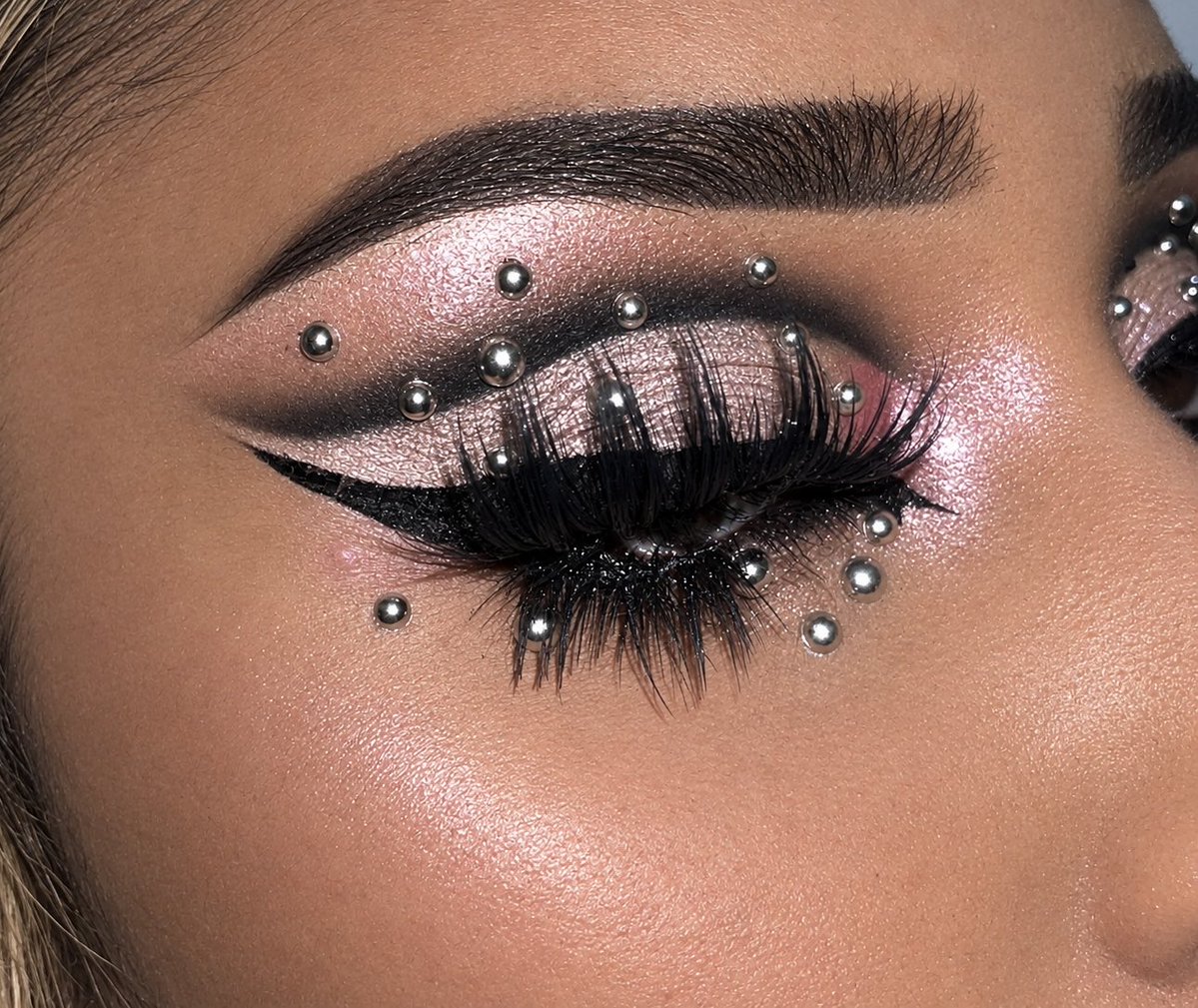 CiciMotionless1's tweet photo. every detail intentional. every look a statement.🖤✨
.
IG: @cici_motionless1 
#AltGlam #MakeupArtistry #Eyelook https://t.co/3y3wgzHdFg