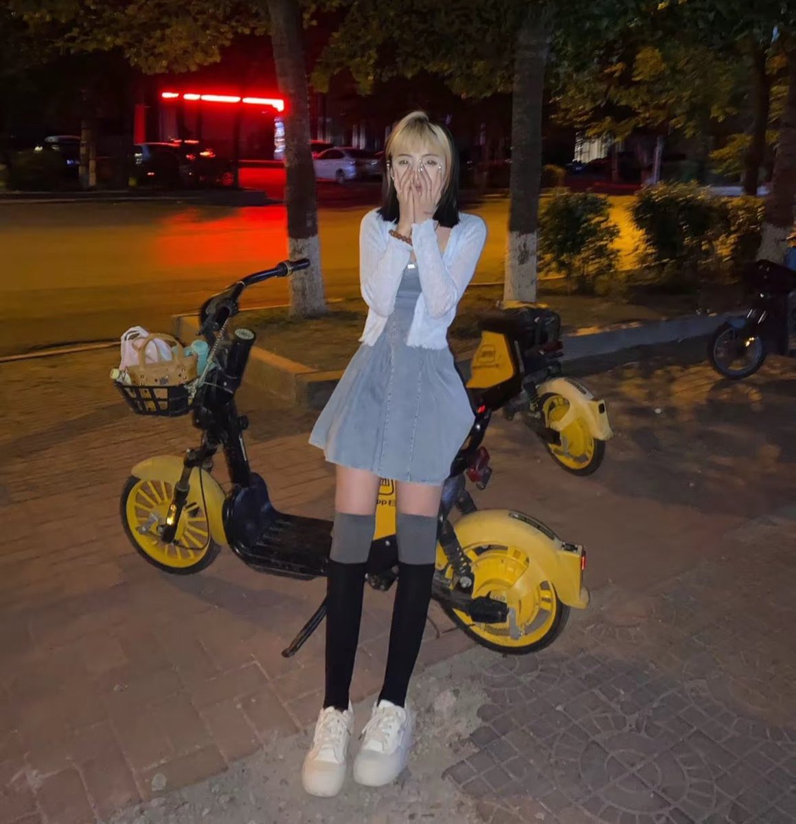 Cornelia932100's tweet photo. 我操你妈 你看你那个贱逼样子，真想一脚干你脸上让你舔我脚汗，想吃我的黄金拌饭吗傻逼，跪下求我拉你碗里，按当前金价卖给你！#精神小妹 #女s #atm奴 #榨金 #上贡 https://t.co/tHQ7wlT7Wx