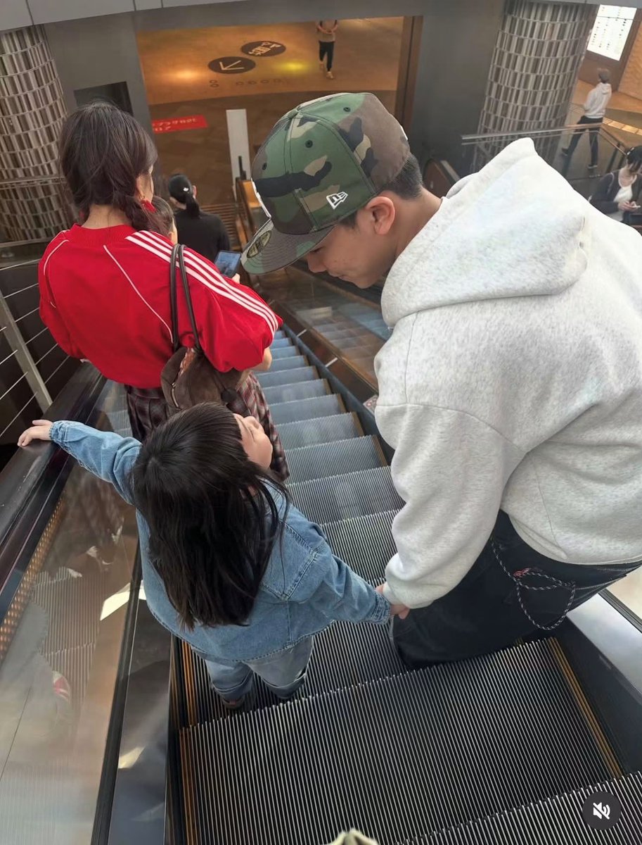 apricitydreamz's tweet photo. เมื่อเจ๊เกลอยู่กับพี่ๆ น่ารักมาก 🥰 https://t.co/BHakK5v882