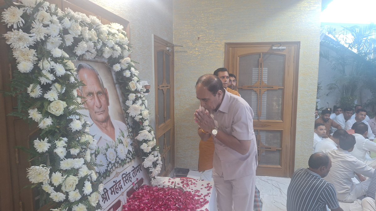 PilotRakeshUP's tweet photo. आज मेरठ प्रवास के दौरान स्कूल- स्कूल संपर्क के उपरांत डॉ सोमेंद्र तोमर जी मंत्री उत्तर प्रदेश सरकार के स्वर्गीय पिताजी को विनम्र श्रद्धांजलि दी। ईश्वर दिवंगत पुण्य आत्मा को अपने श्री चरणों में स्थान प्रदान करें और शोकाकुल परिवार को इस अपार दुख को सहन करने की शक्ति व धैर्य प्रदान करें।
@BJP4India @BJP4UP @sharmamhn3863 @idharampalsingh @mppchaudhary @TawdeVinod @nawabsnagar