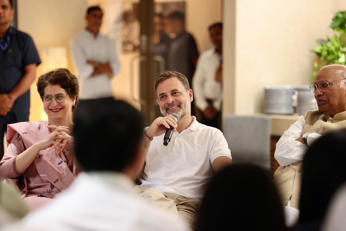 srinivasiyc's tweet photo. Congress President Shri @kharge, LoP Shri @Rahulgandhi, Congress General Secretary (Org.) Shri @kcvenugopalmp and Congress General Secretary Smt. @priyankagandhi ji interacted with NSUI, IYC and Seva Dal leaders.

📍 Indira Bhawan, New Delhi https://t.co/8MFcb4CgY1