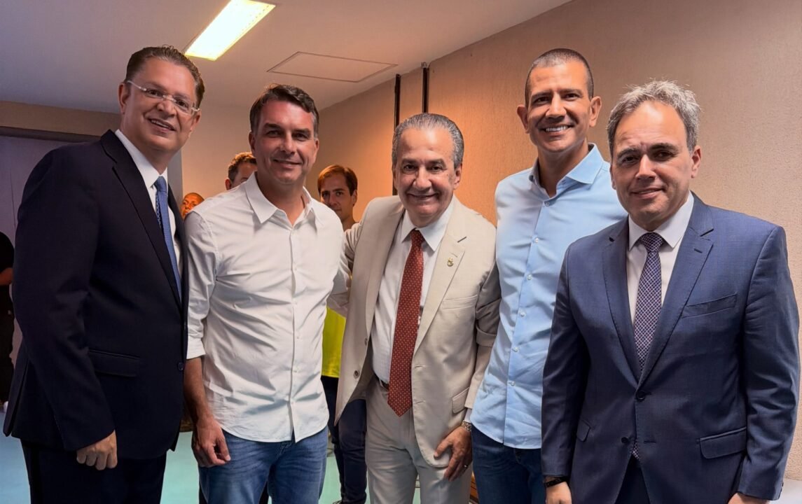 republiqueBRA's tweet photo. 🙏🏻 🇧🇷 Aliados de Flávio Bolsonaro ligados ao segmento evangélico convocam pastores para um “clamor pelo Brasil”. https://t.co/3eTtrEjeWT
