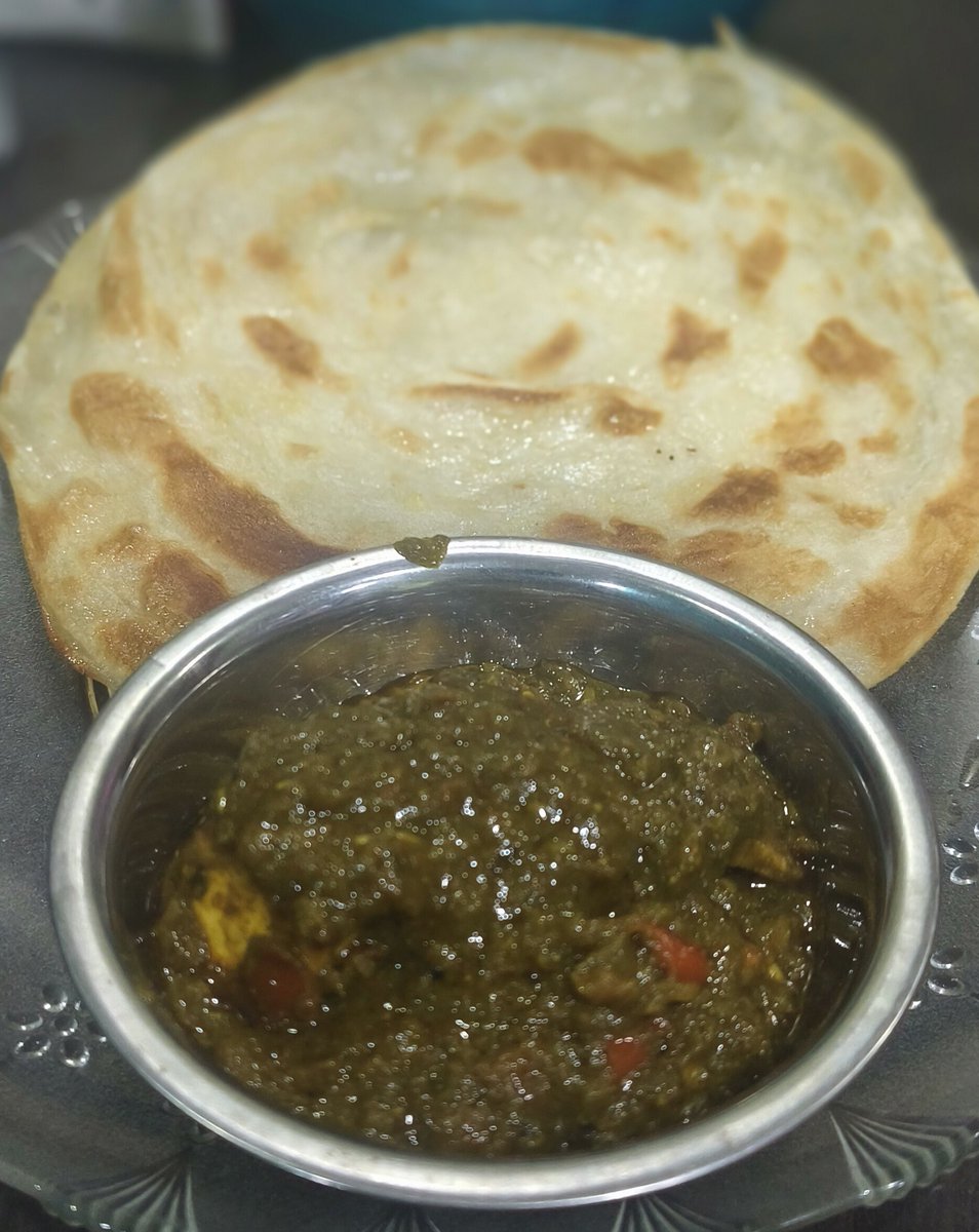 rakhi_debsharma's tweet photo. Palak Chicken Paneer meets flaky Lachha Paratha — a royal feast in every bite!..Chef@: me🧑‍🍳

#PalakChicken #PalakPaneer #LachhaParatha #DesiFood #Foodie https://t.co/zEinUqIeNg