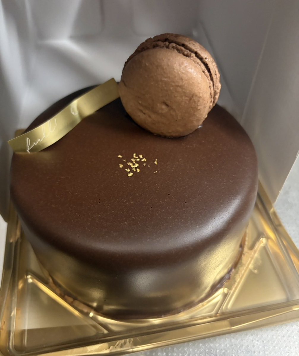 EpOqmch's tweet photo. 10年目の結婚記念日にケーキ🍰！
病院で１日潰れてしまったので
せめてケーキはね！と買ってくれました☺️美味しかった https://t.co/yJL3sDXHNR