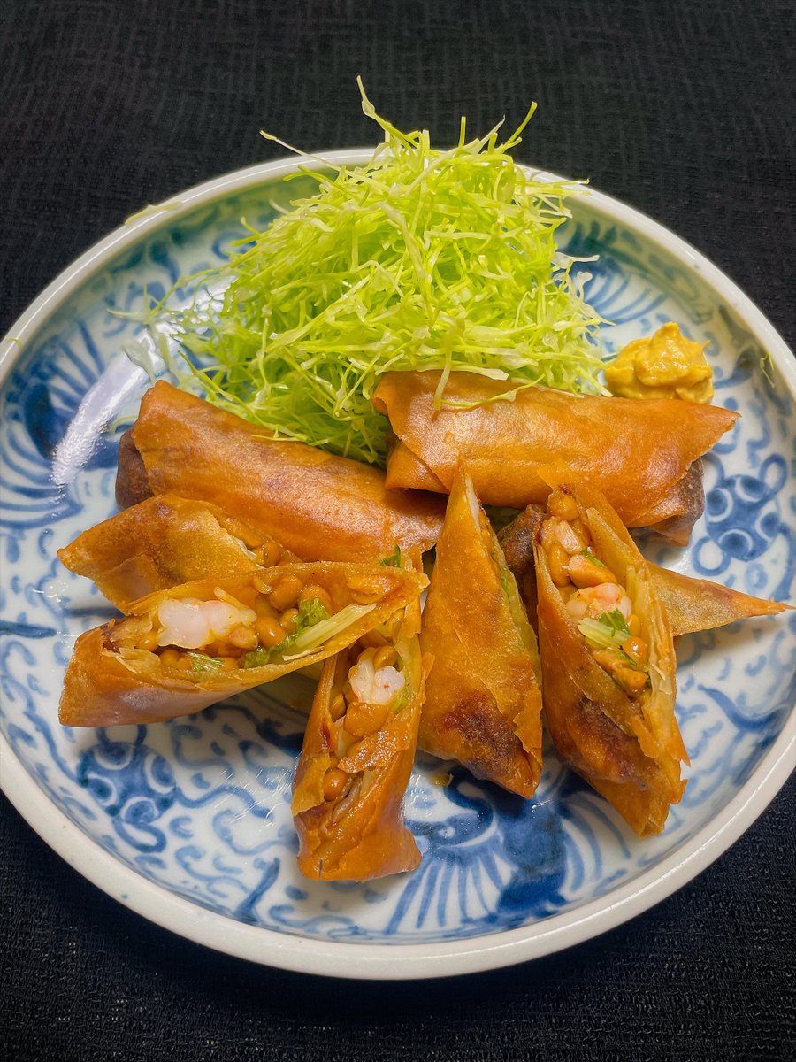 kerowizard's tweet photo. 今日の春巻きは納豆と海老🦐

納豆には醤油とカレー粉。においがぐっと減るから、納豆の苦手なお子さんにもいいかも🐸

#ウィズッター料理部 https://t.co/KJDzUyOGiM