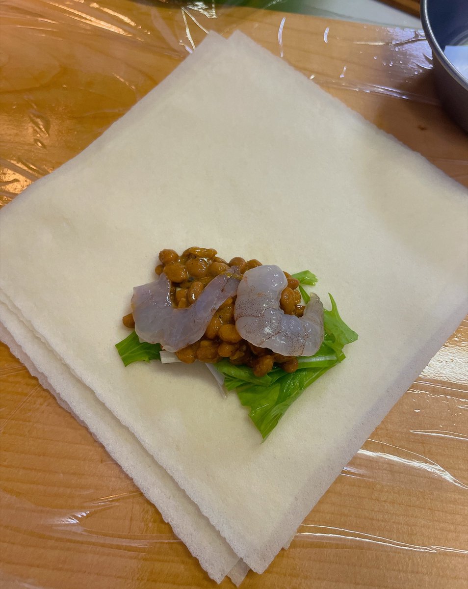 kerowizard's tweet photo. 今日の春巻きは納豆と海老🦐

納豆には醤油とカレー粉。においがぐっと減るから、納豆の苦手なお子さんにもいいかも🐸

#ウィズッター料理部 https://t.co/KJDzUyOGiM