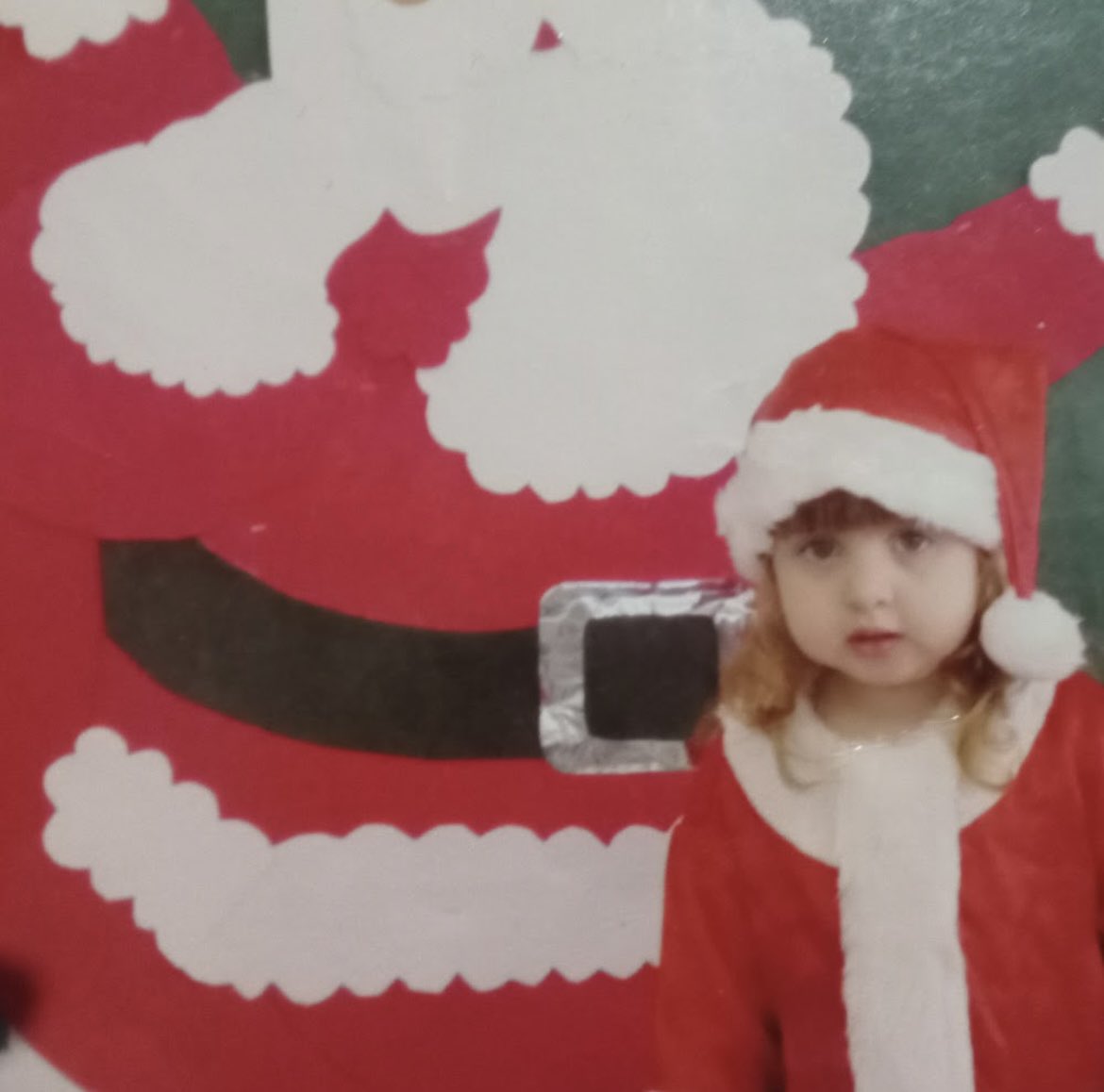 whenimsmalkgd's tweet photo. ninguém imaginaria que essa menininha linda fofinha dos cabelos loirinhos e olhinhos azuis ao crescer seria a maior lider da revolução comunista no nosso país brasil, daria um golpe de estado e mataria todos os deputados de direita que estao no senado hoje https://t.co/aA6KfJNX2a