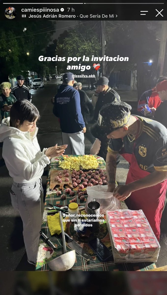 MacAlistermo's tweet photo. Llevaron donaciones y estaban haciendo comida para la gente de su barrio. 
Ustedes quieren que a Boca le vaya mal? Por que hacen esto? Somos autodestructivos. 
Que logran con generar tanto odio contra Flores? Por que algun dia no tiramos todos para el mismo lado? Contra un pibe del club que tiene menos de 15 partidos en primera, en serio? es necesario? Replanteense las cosas como hinchas